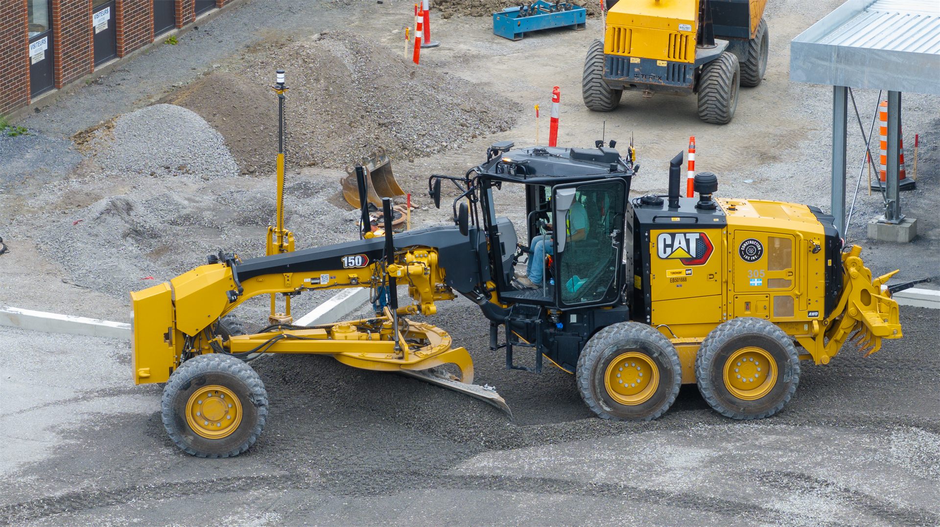 Machinerie lourde de chantier documentée par drone lors d'un suivi de construction